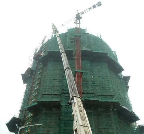 海西吊车在工地上作业